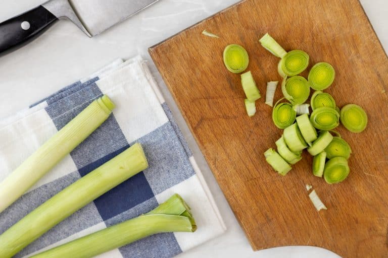 couper émincer verts de poireaux légumes planche découper cuisine