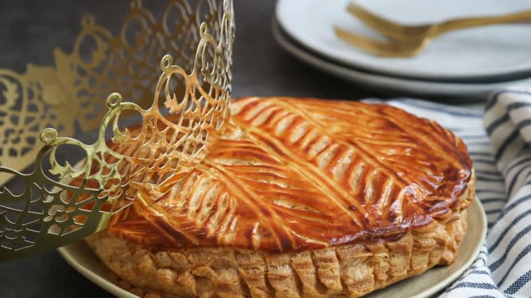 galette des rois recette vegan part assiette couronne