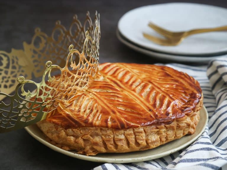 galette des rois recette vegan part assiette couronne