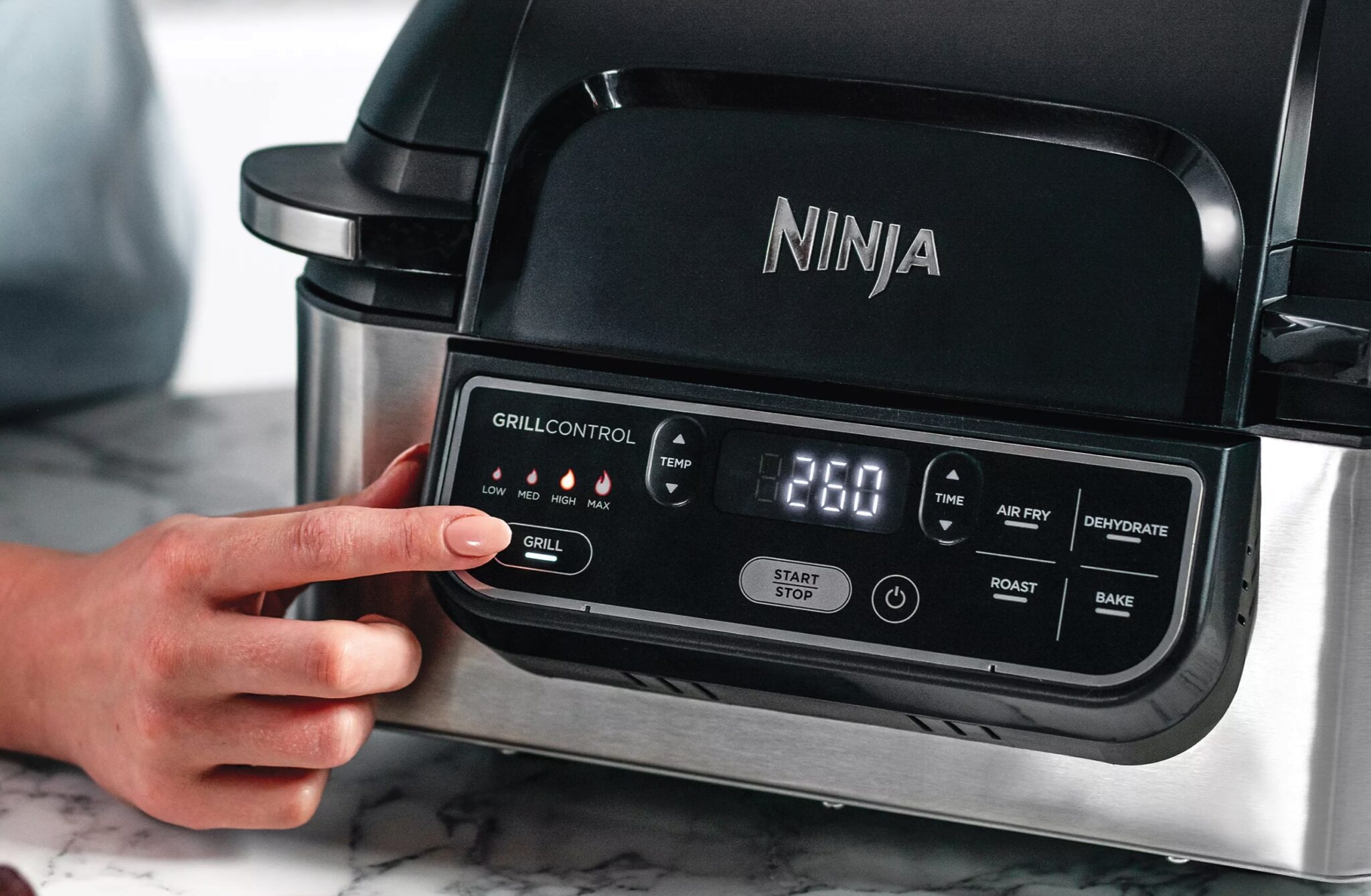 Depuis que j’ai cet appareil 5-en-1 NINJA à 134 €, je réussis mes grillades sans rester devant (et mes frites sont enfin légères)