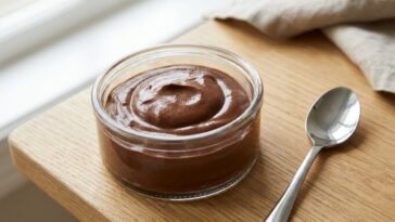Fini les blancs en neige qui retombent : cette mousse au chocolat à deux ingrédients fige au frais et bluffe tous les invités