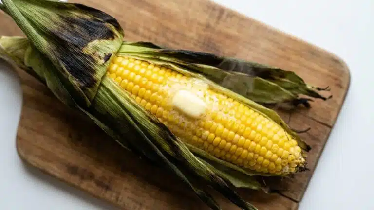 J'ai trempé mon maïs 15 minutes dans l'eau sans l'éplucher avant le barbecue juste pour tester : mes invités ont cru que l...