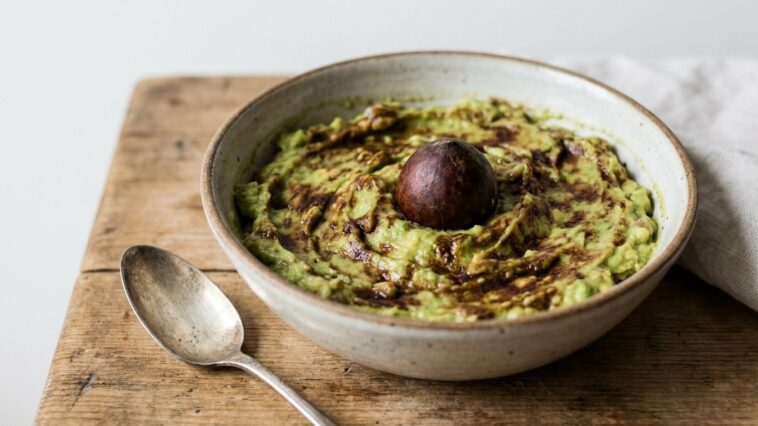 Je laissais toujours le noyau dans mon guacamole pour bien faire : quand j'ai soulevé le couvercle le lendemain, il était ...