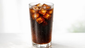« Je ne comprenais pas pourquoi mon café glacé était fade » : c'étaient mes glaçons d'eau qui diluaient tout en moins de 1...