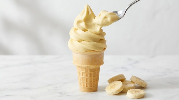 « Je pensais qu'il fallait une sorbetière » : pourquoi des bananes bien mûres passées au congélateur donnent une glace onc...