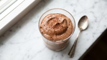 « Je pensais que l'eau ruinait le chocolat » : pourquoi ce mélange redouté donne une chantilly aérienne avec seulement deu...
