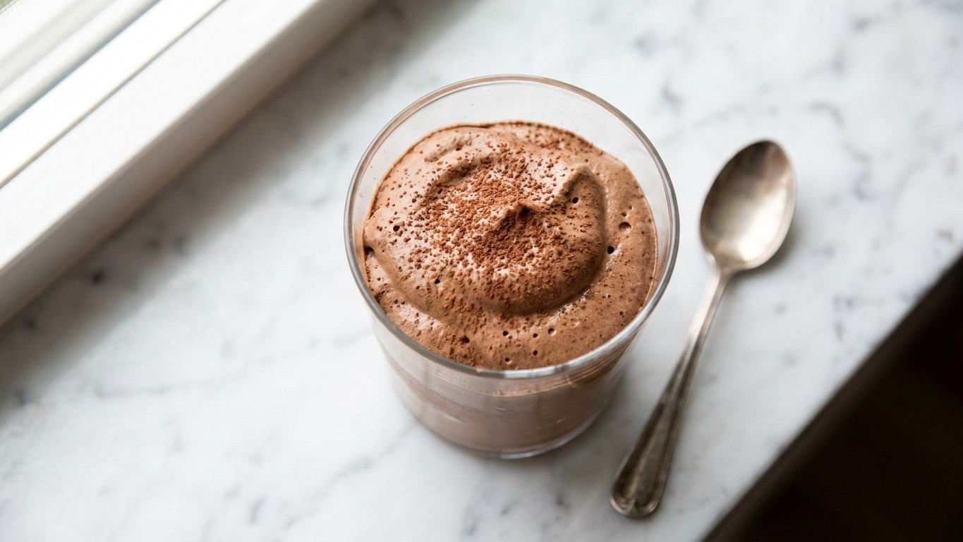 « Je pensais que l’eau ruinait le chocolat » : pourquoi ce mélange redouté donne une chantilly aérienne avec seulement deux ingrédients