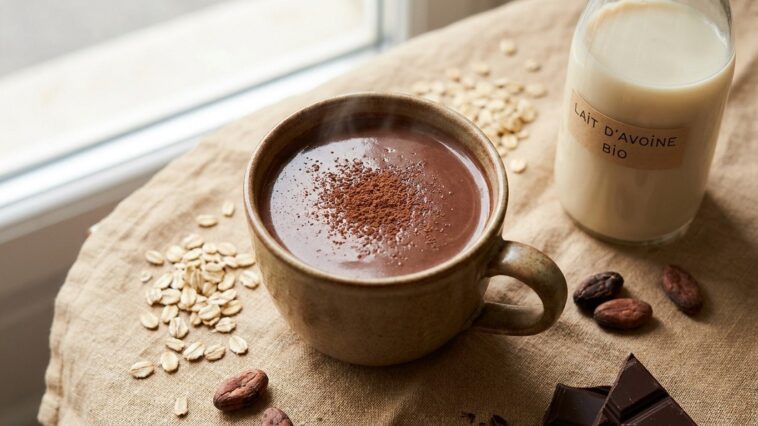 Lait végétal chocolat chaud : la recette réconfortante et onctueuse à savourer