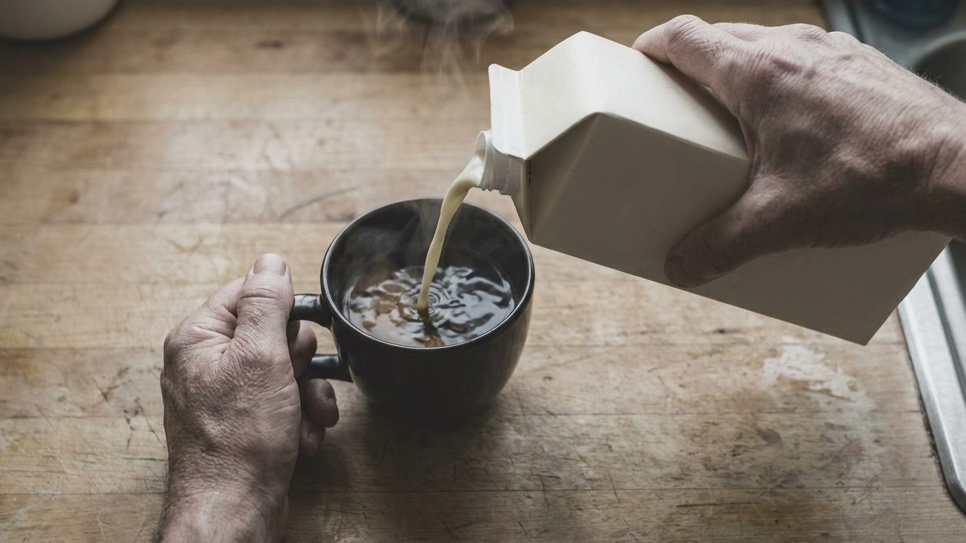 Ma voisine laisse toujours son café reposer une minute avant d'y verser son lait de soja et ce n'est pas pour éviter de se...