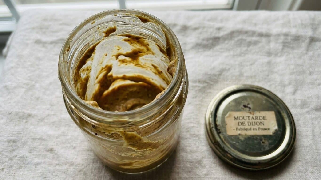 « Plus une cuillerée de perdue » : ces deux fonds de pots que je secoue avant de les sortir au verre