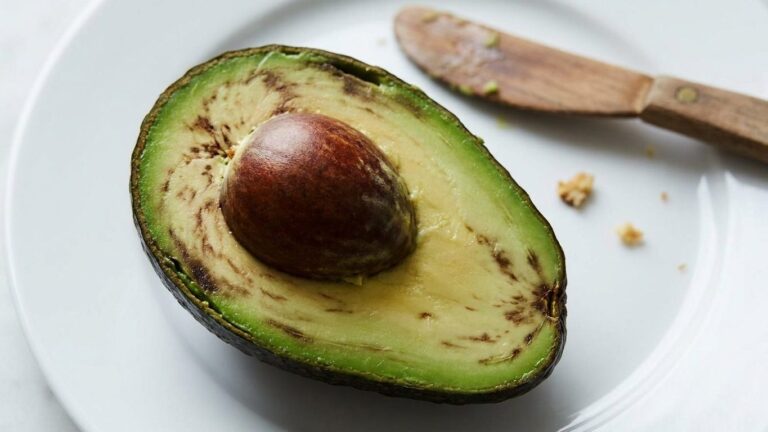 Si votre demi-avocat noircit malgré le noyau laissé dedans, ce n'est pas le réfrigérateur : c'est tout ce que le noyau ne ...